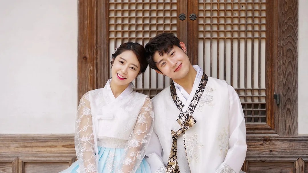 Couple in traditional hanbok at Gyeongbokgung Palace, Seoul.