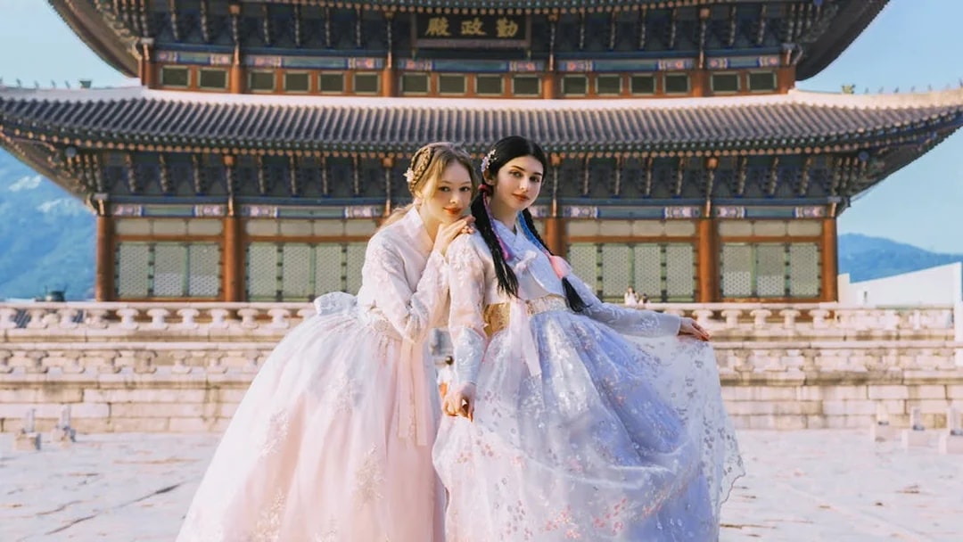 Women in hanbok at Gyeongbokgung Palace, Seoul.