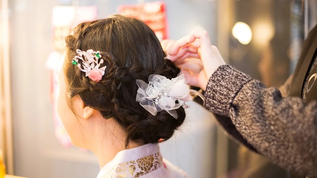 Hanbok hair styling at Seoul Gyeongbokgung Palace rental experience.