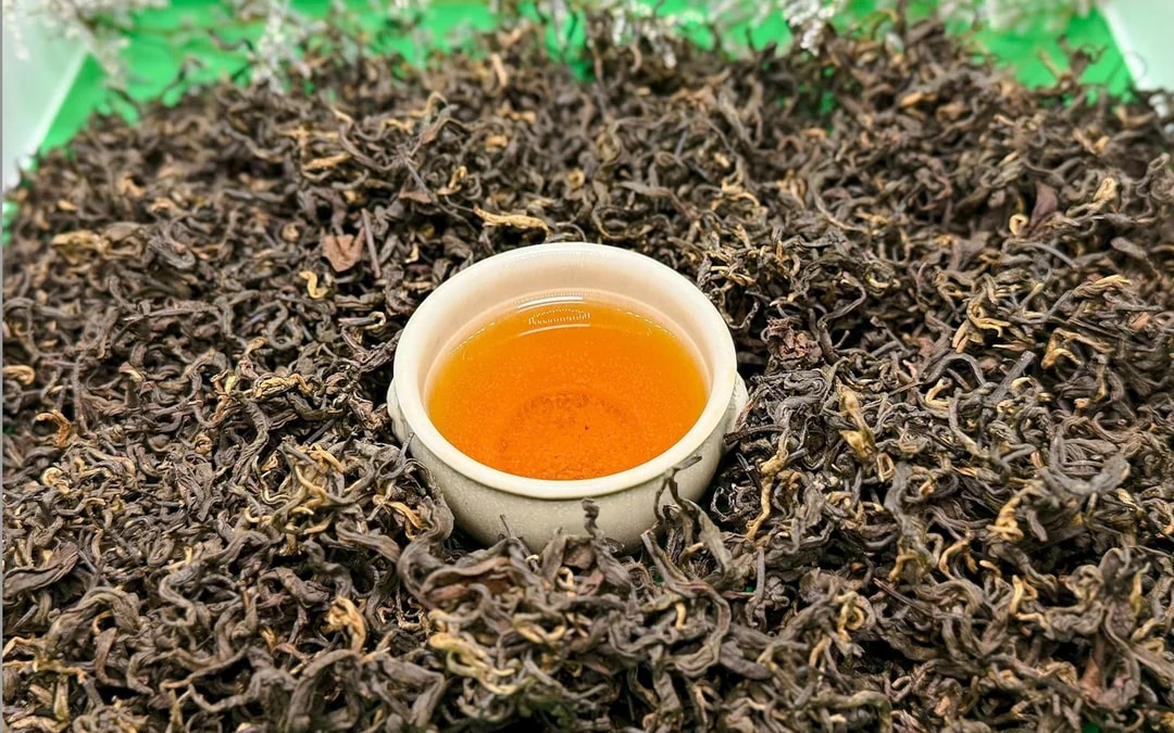 Hanoi: Vietnamese Tea Tasting & Brewing Class with Train Street Viewing Image 8