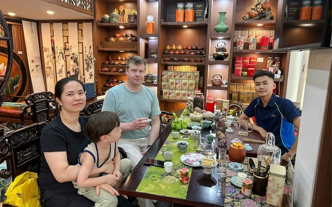 Hanoi: Vietnamese Tea Tasting & Brewing Class with Train Street Viewing