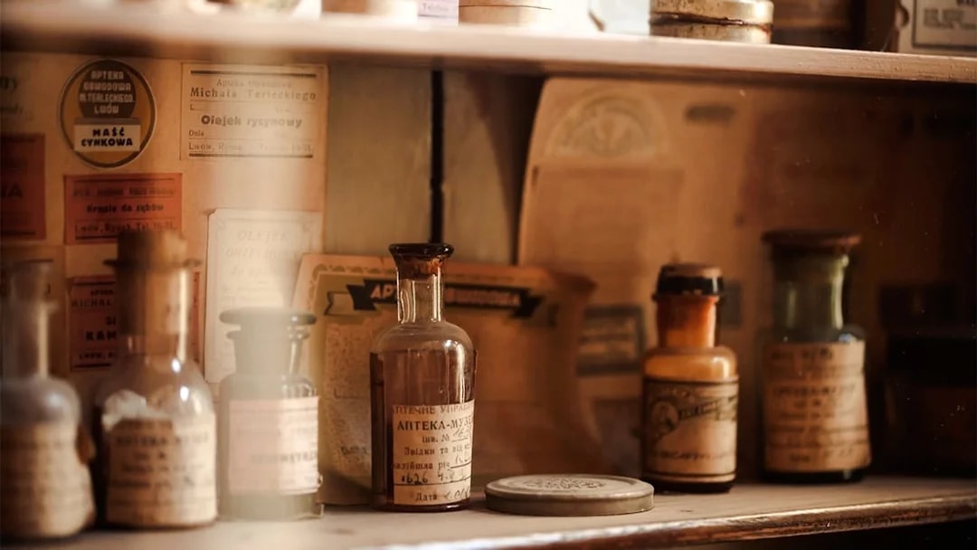 Vintage medicine bottles on display at New Orleans Pharmacy during Haunted Ghost, Voodoo & Vampire Tour.