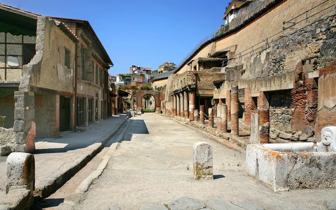 Herculaneum Priority-Entry Guided Tour with an Archaeologist Image 11