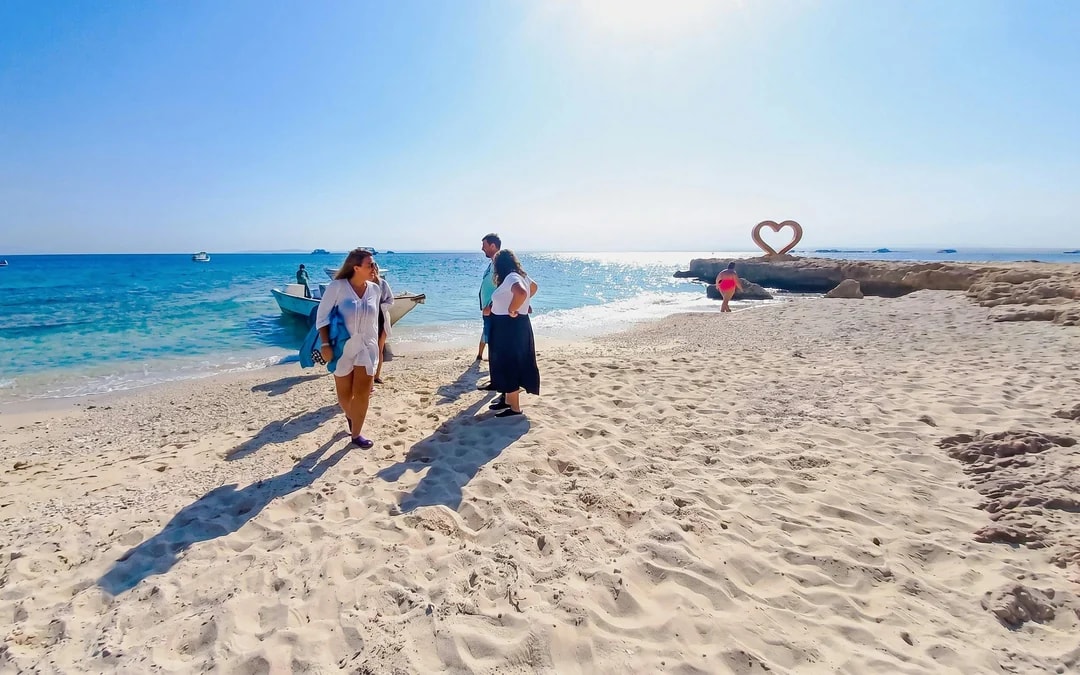 High-Speed Sea Taxi Tour to Orange Bay or Magawish with Round-Trip Hotel Transfers Image 8