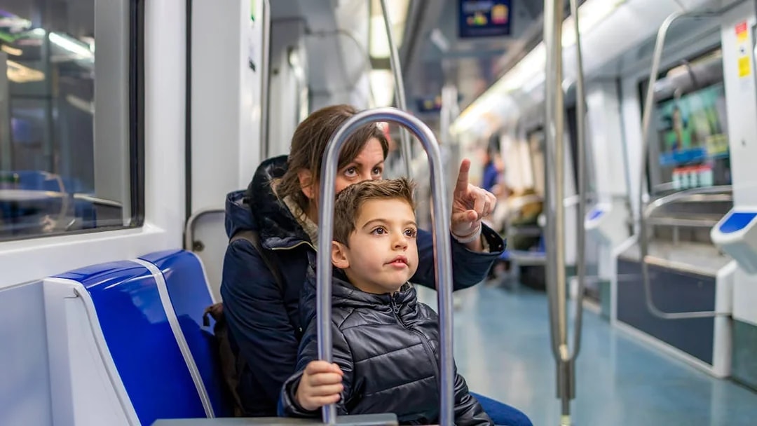 Mother and child riding Barcelona metro with Hola Barcelona Travel Card.