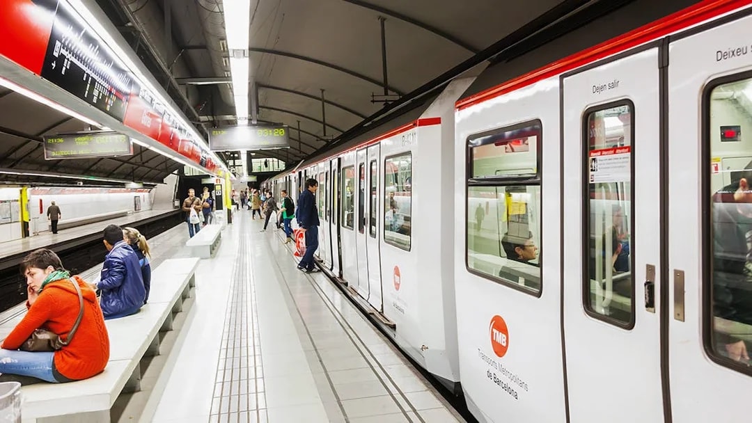Tourists using Hola Barcelona Travel Card at a Barcelona metro station.