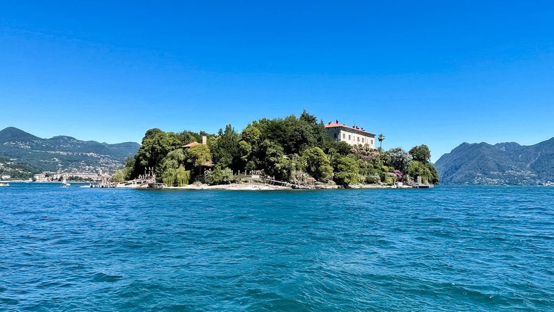 Isole Borromee island view with villa and lush greenery on a Hop-on Hop-off tour.