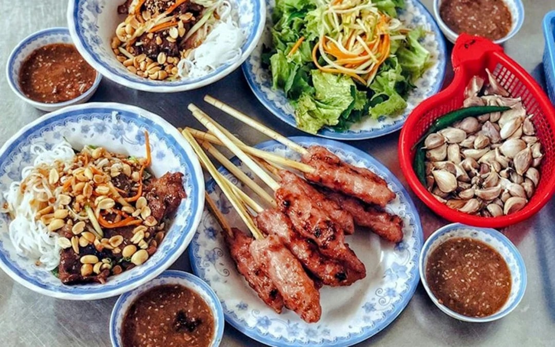 Hue Food Tour with Perfume River Dragon Boat and Traditional Ca Huế Performance Image 5