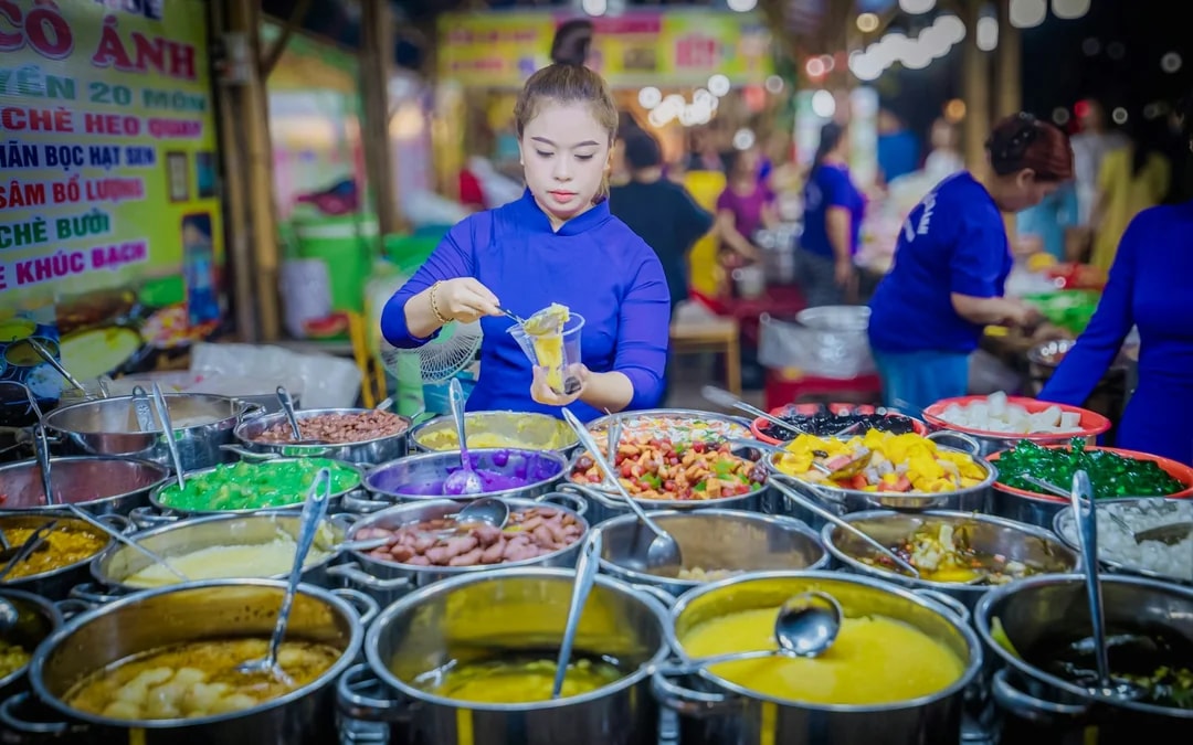 Hue Food Tour with Perfume River Dragon Boat and Traditional Ca Huế Performance Image 6
