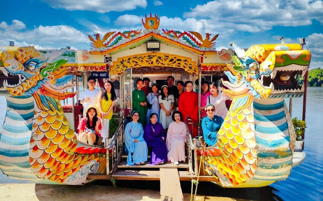 Hue Food Tour with Perfume River Dragon Boat and Traditional Ca Huế Performance Image 7