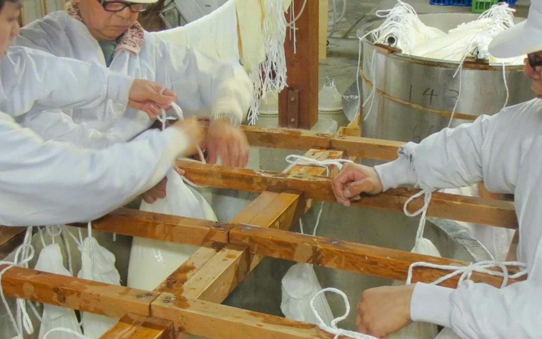 Hyogo: Eigashima Sake Brewery & White Oak Distillery Guided Tour with Tastings Image 2