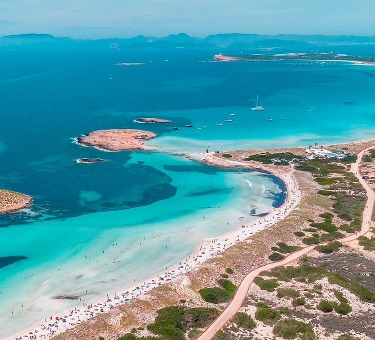 Ibiza: Platja d'en Bossa Round-Trip Transfer to Formentera