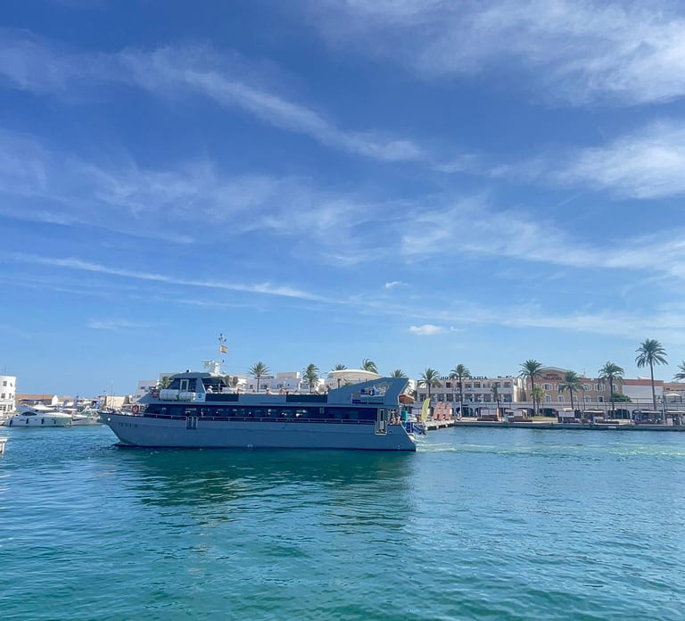 Ibiza: Platja d'en Bossa Round-Trip Transfer to Formentera