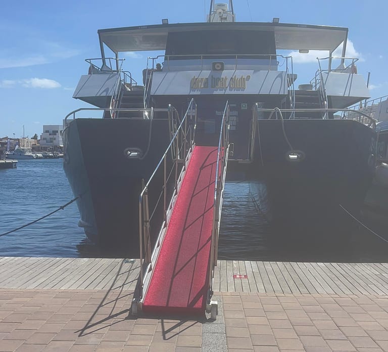 Ibiza: Platja d'en Bossa Round-Trip Transfer to Formentera
