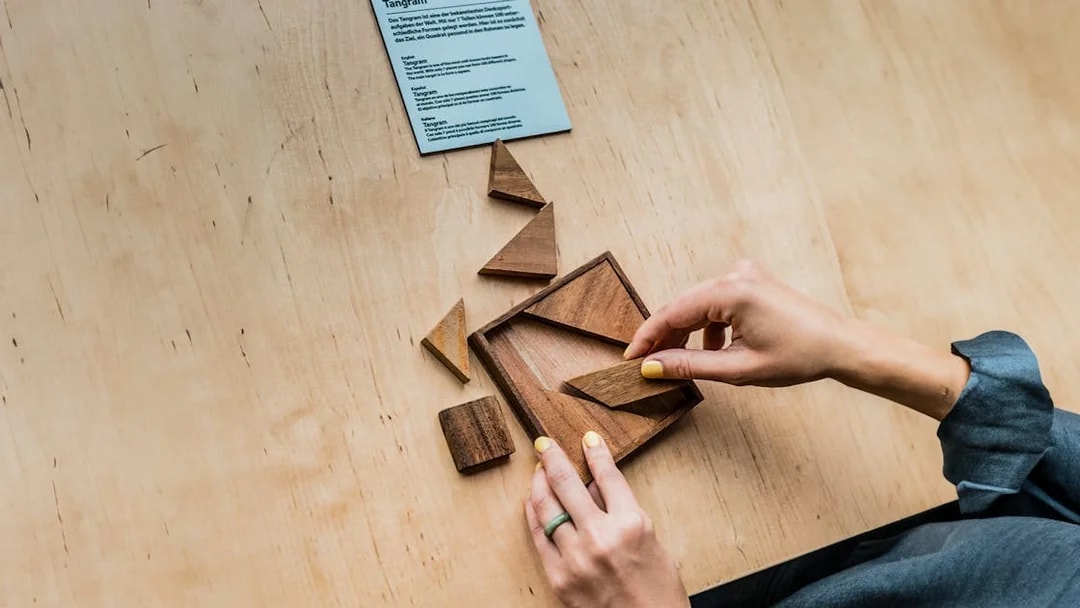 Tangram puzzle being solved at Illuseum Berlin.