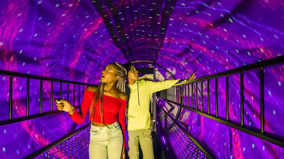 Visitors exploring the Vortex Tunnel at Illuseum Berlin.