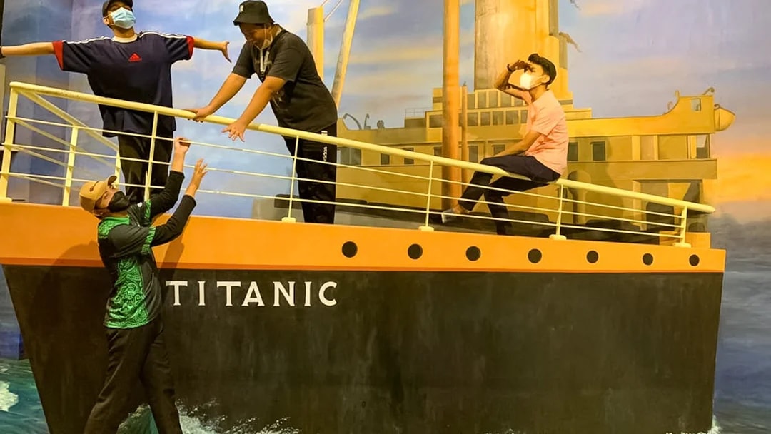 Visitors posing on a Titanic-themed 3D art installation at Illusion 3D Art Museum Kuala Lumpur.