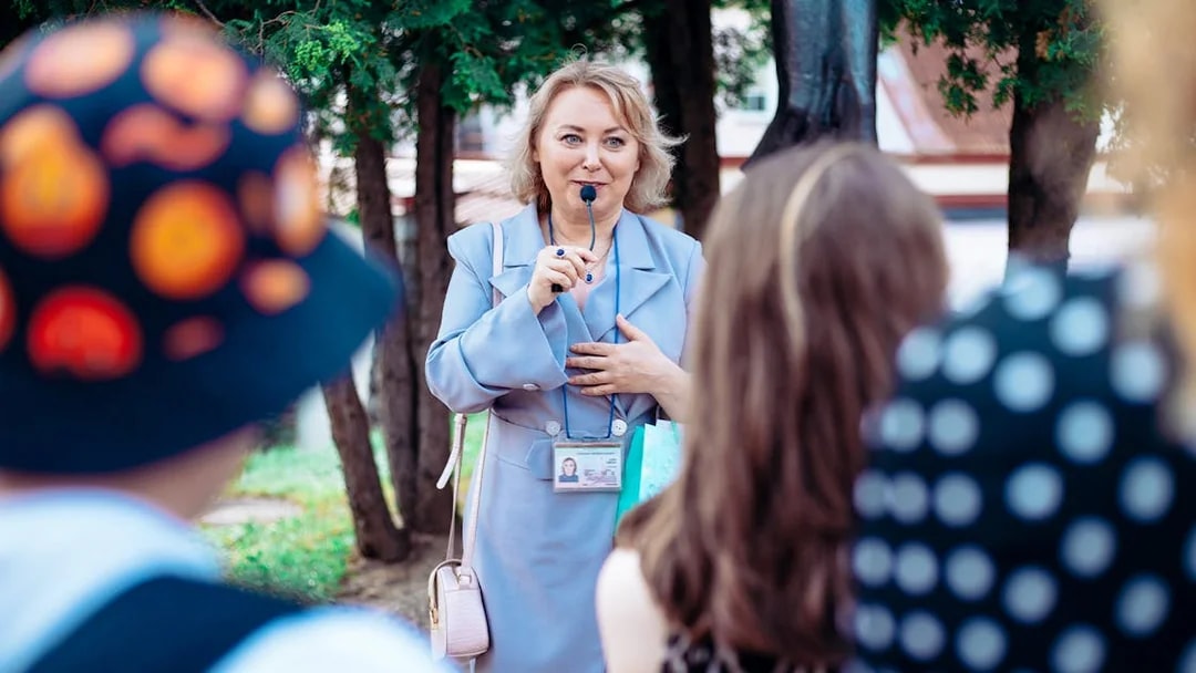 Tour guide speaking to a group during a semi-private guided tour in Paris.