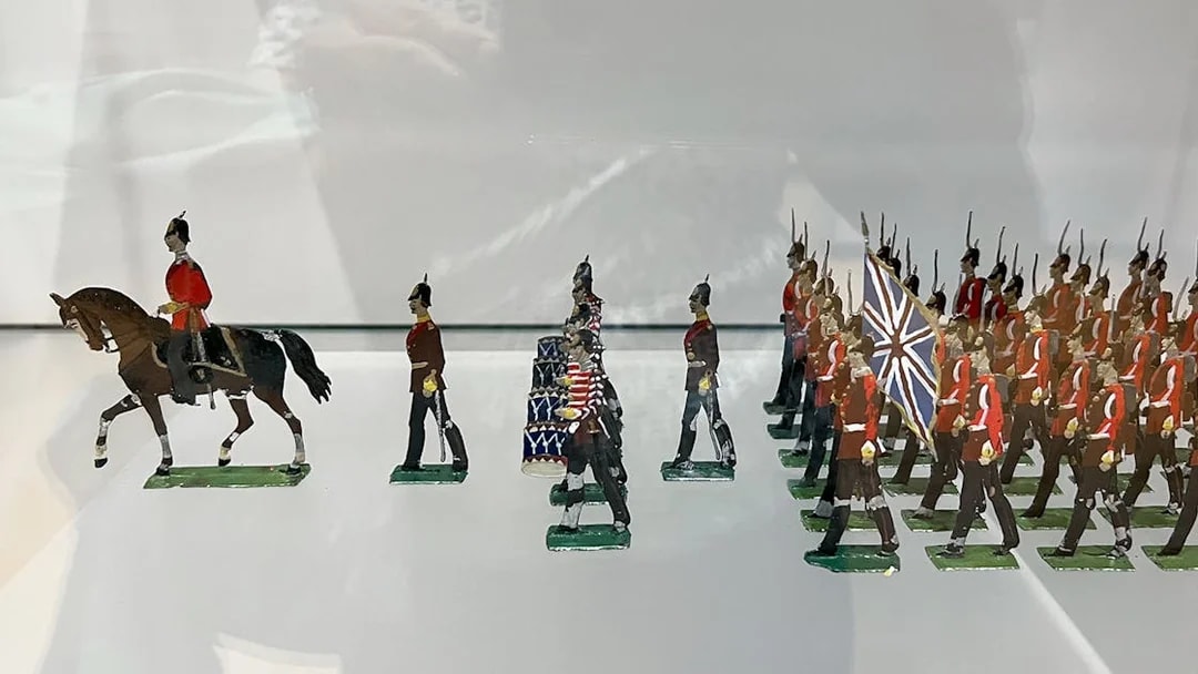Scale models of British soldiers and horse at Invalides - Paris Army Museum.