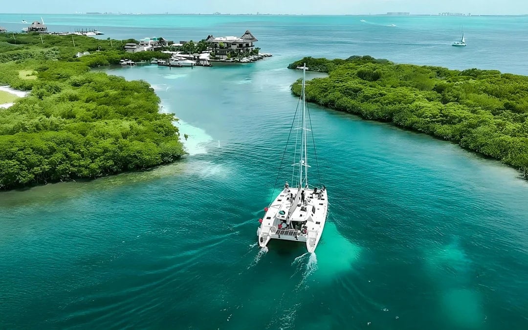 Isla Mujeres Catamaran Tour with Open Bar, Snorkelling and Buffet Image 1