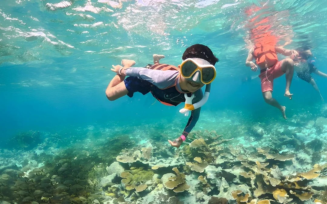 Isla Mujeres Catamaran Tour with Open Bar, Snorkelling and Buffet Image 10