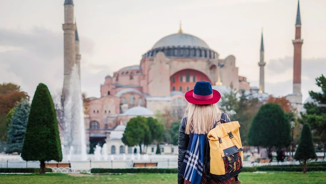 Traveler facing Hagia Sophia on Istanbul walking tour.