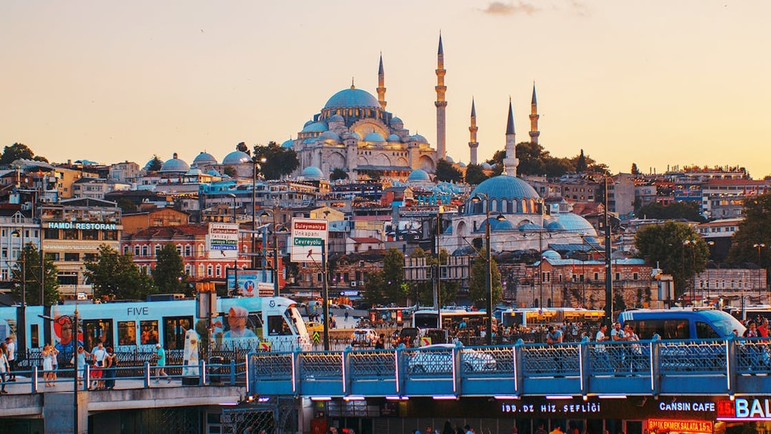 Süleymaniye Mosque and bustling street scene in Istanbul at sunset.