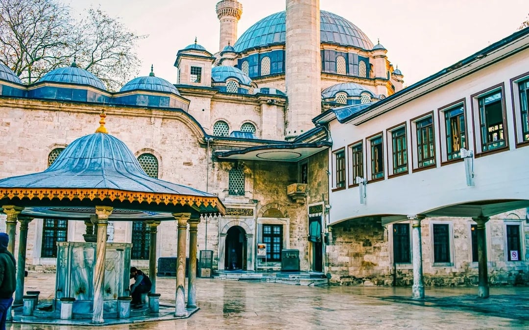 Istanbul Two Continents Guided Tour with Lunch, Bosphorus Cruise and Hotel Transfers