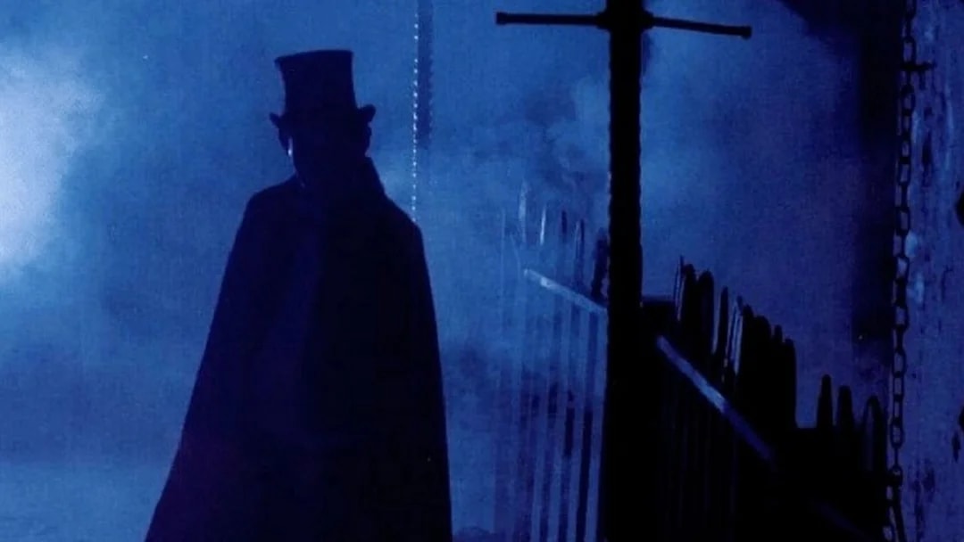 Silhouette of a figure in a top hat on a foggy London street, Jack The Ripper & Haunted London Tour.