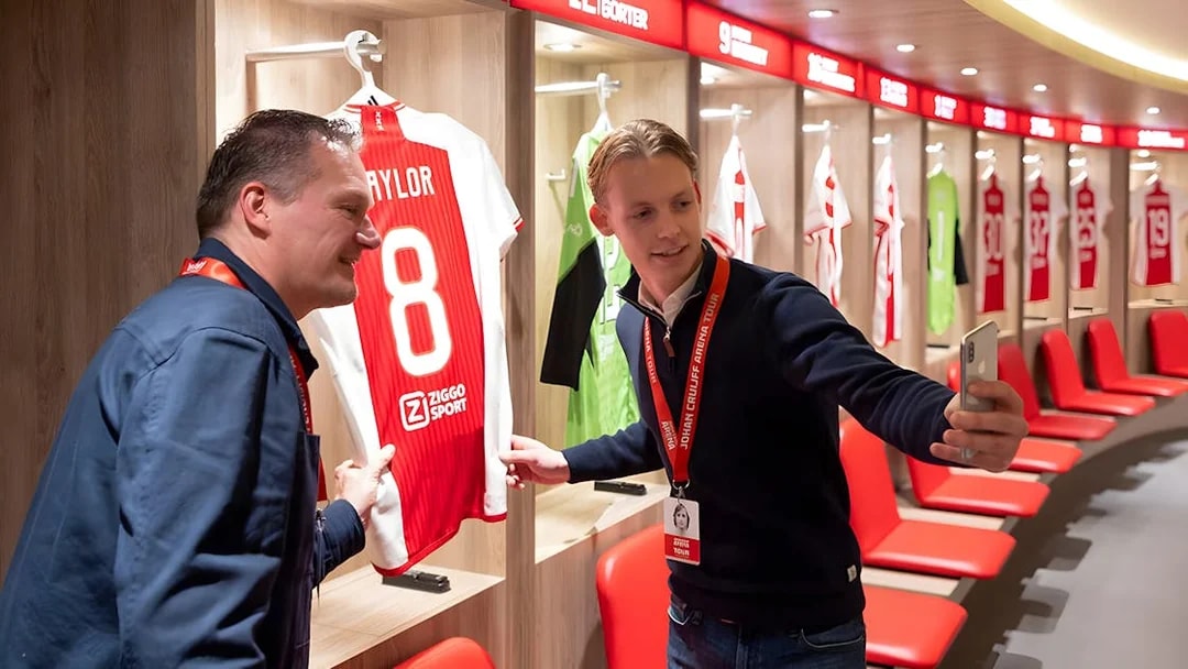 Visitors taking a selfie in the Johan Cruijff ArenA locker room during the Classic Tour.