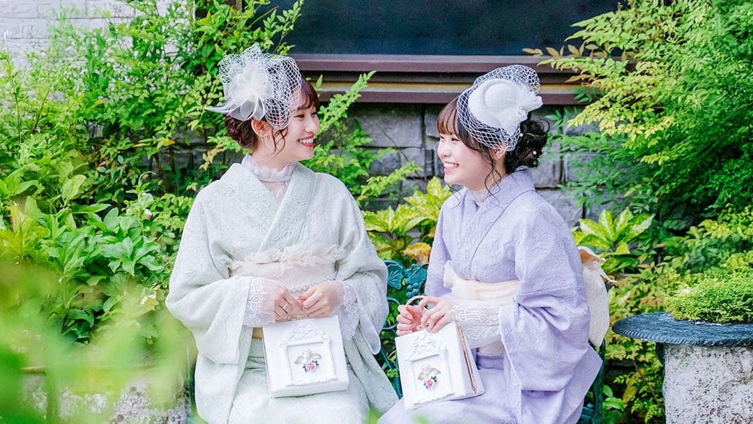 Visitors wearing kimonos in a garden in Kyoto Arashiyama.