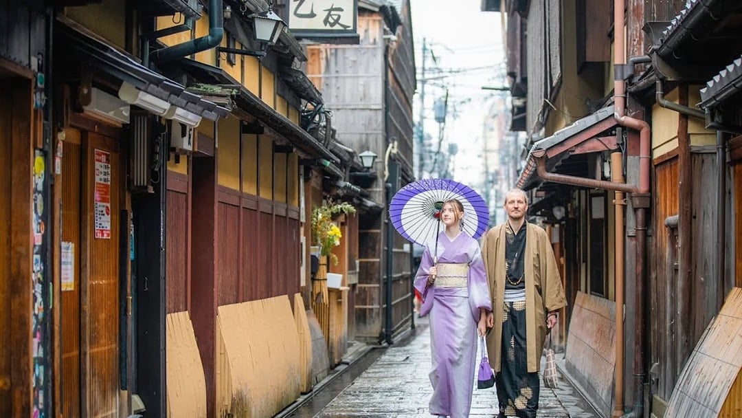 Kimono and Yukata Rental Near Kiyomizu-dera (Gion) with Optional Hair Styling and Makeup, Kyoto