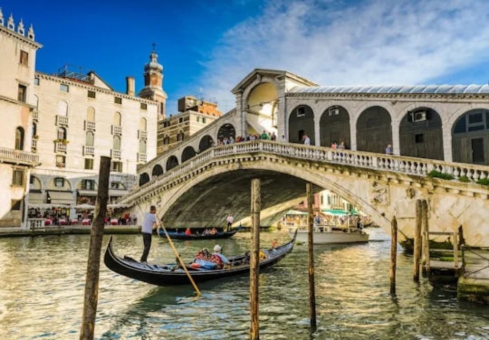 Traditional gondola ride on Venice’s Grand Canal (117141)