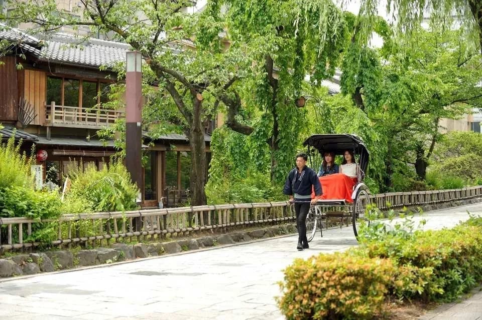Kyoto Higashiyama Rickshaw Tour: Hōkan-ji Temple & Yasaka Shrine | Japan