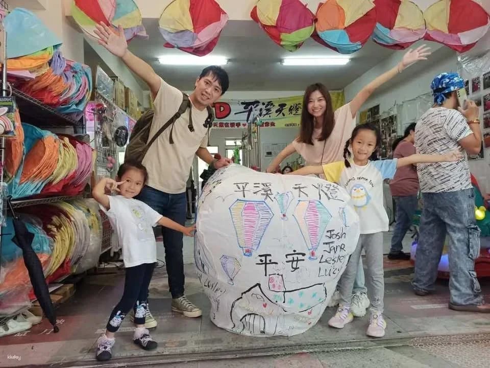 New Taipei Pingxi Old Street Sky Lantern Experience|The first sky lantern store in Pingxi (267837)