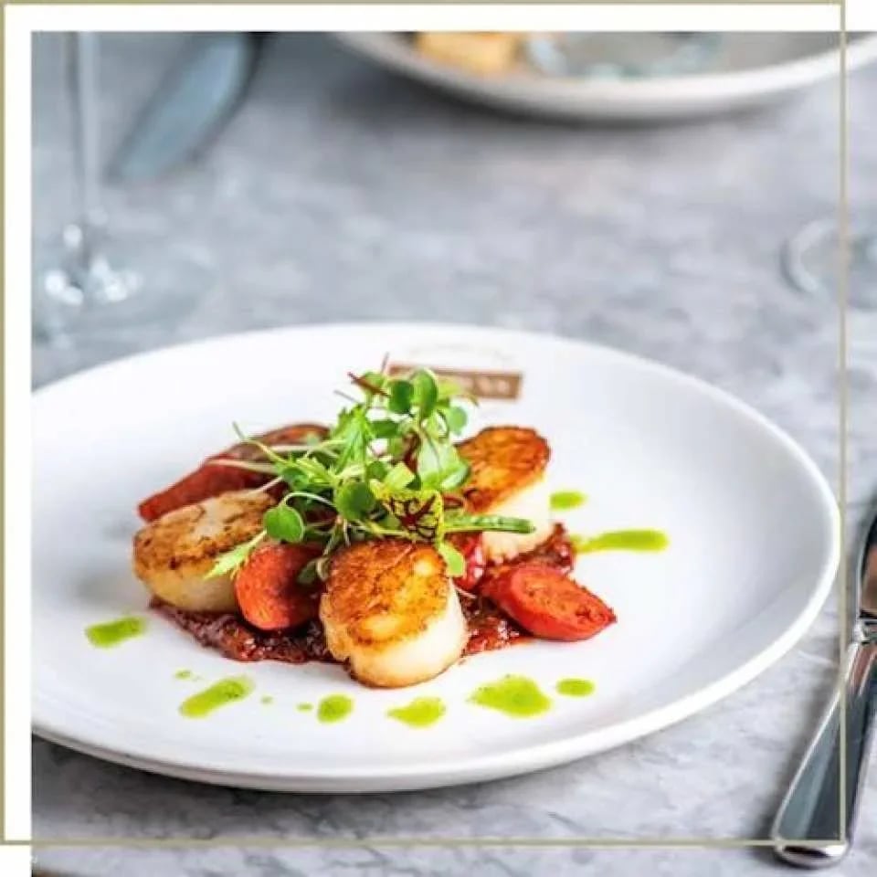 Experience Les Misérables tickets with two-course pre-show dinner