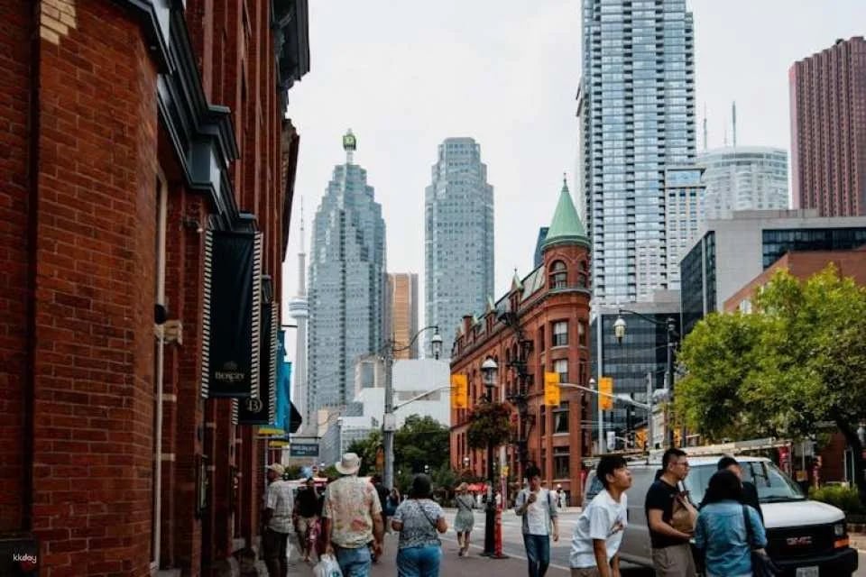 90-minute Toronto   express city tour with photo stop at City Hall