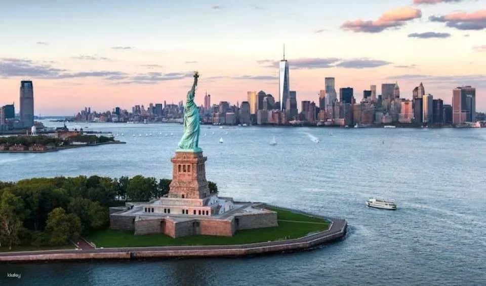 Brooklyn Bridge, Statue of Liberty, and Manhattan Walking Tour