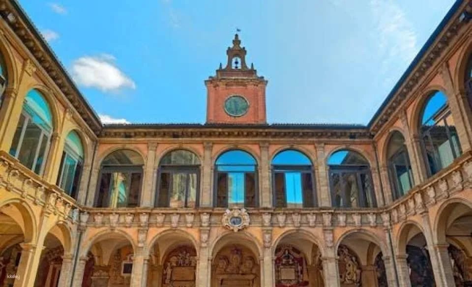 Audio tour of Archiginnasio Palace in Bologna with food tasting (602029)