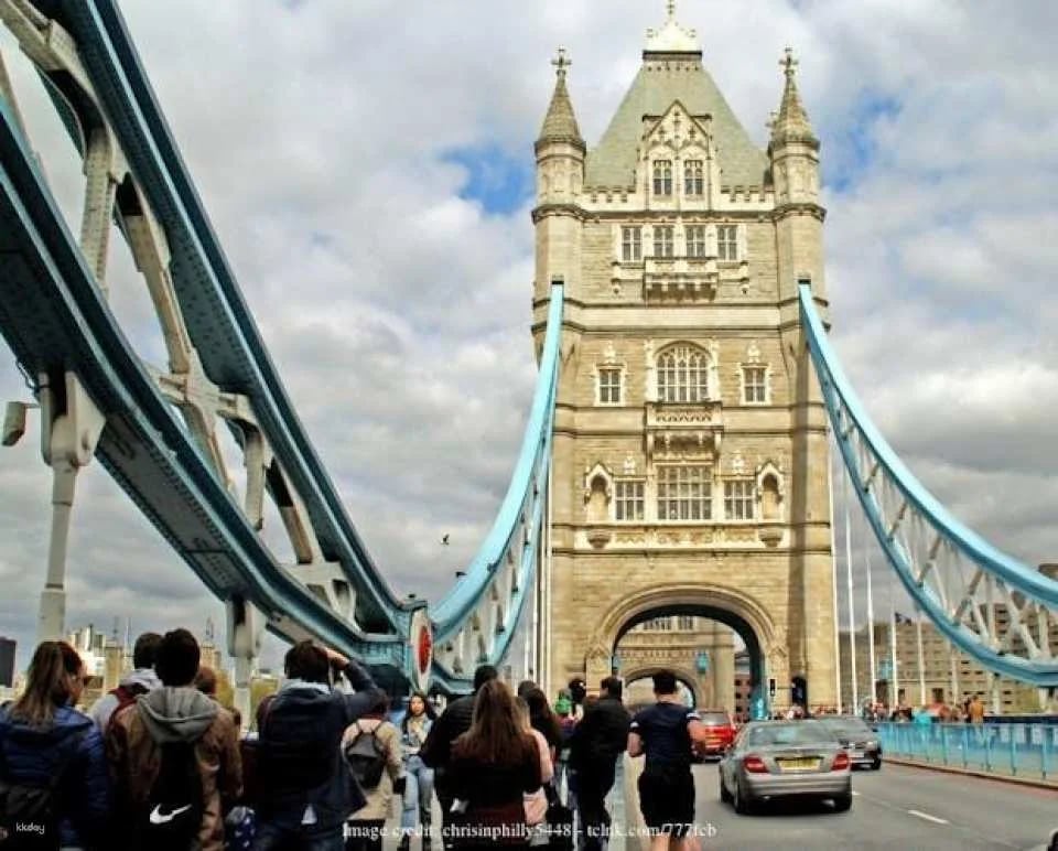 Tower of London and Tower Bridge private half-day guided tour