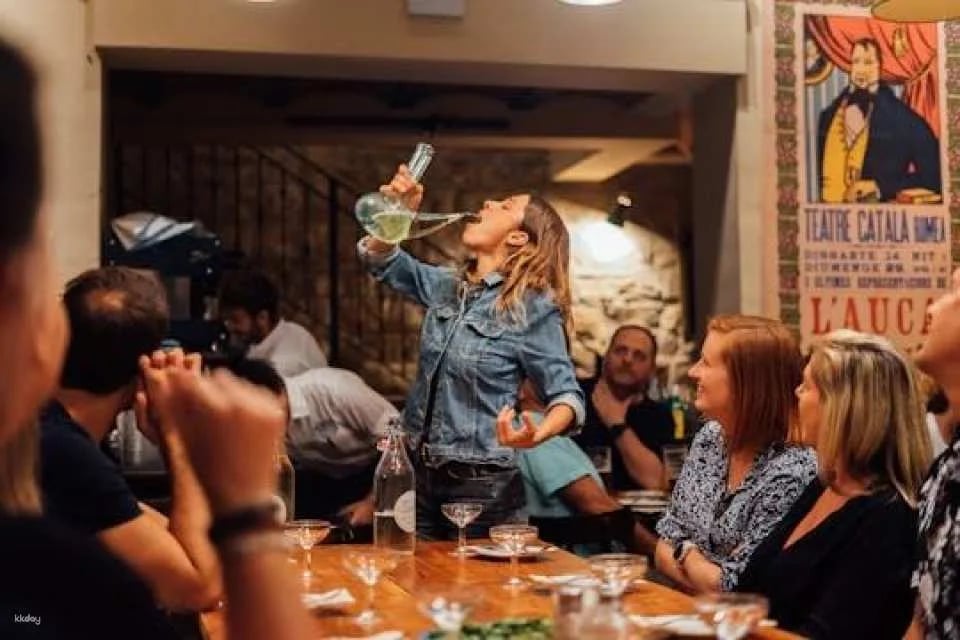 Private tapas and wine experience tour in Barcelona
