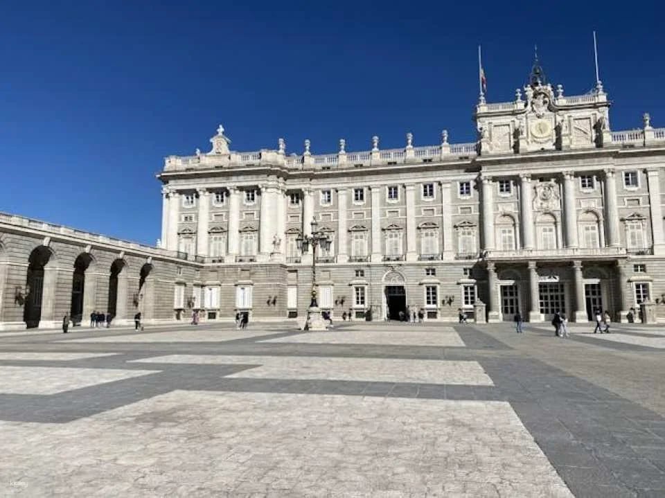 Royal Collections Gallery and Royal Palace Guided Tour in Spanish