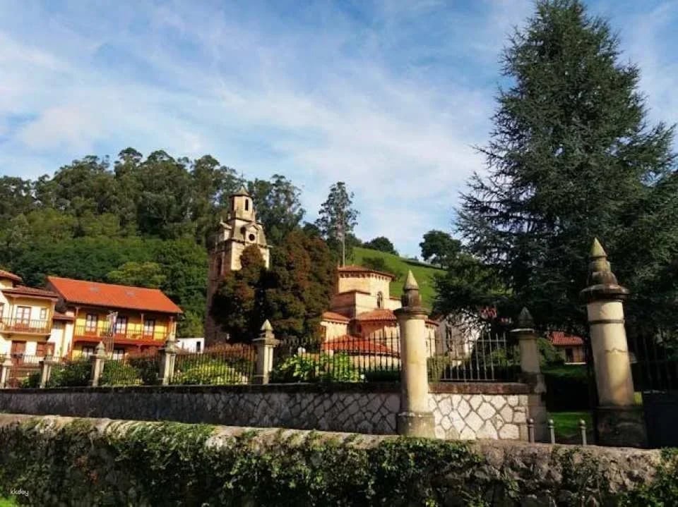 El Castillo caves and Paleolithic art day trip from Santander