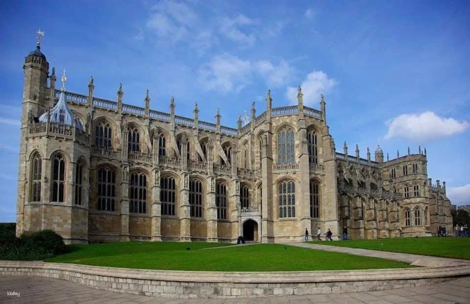 Stonehenge and Windsor Castle guided tour from London