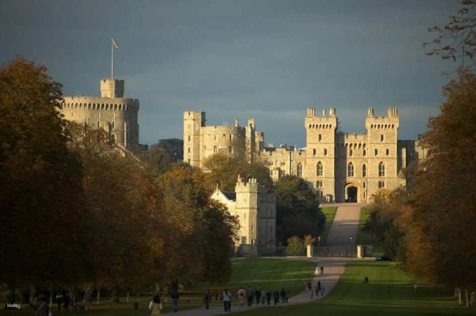 Stonehenge and Windsor Castle guided tour from London