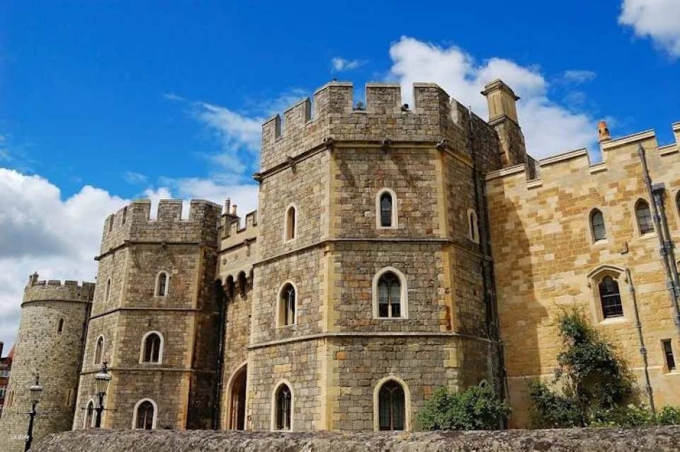 Stonehenge and Windsor Castle guided tour from London