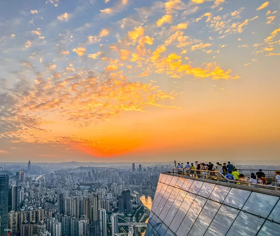 Chongqing WFC Viewing Platform offers panoramic views of Hongyadong's magical nightscape. Various packages are available, including sightseeing, makeup and photography services.
