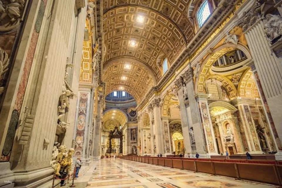 St. Peter's Basilica with reserved entry and self-guided audio tour