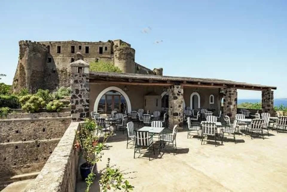 Guided tour of the Aragonese Castle (605371)