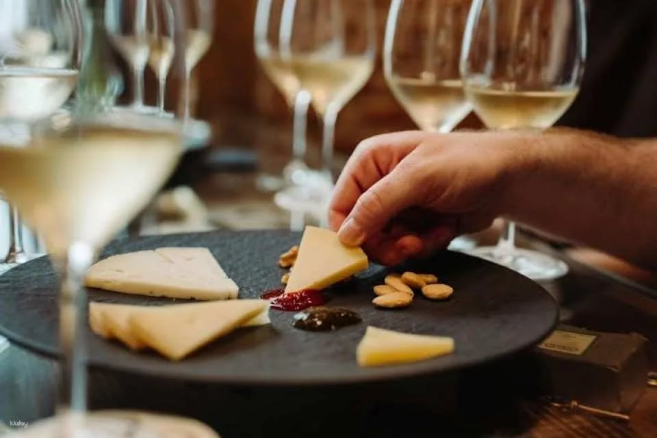 Devour London: Borough Market & Leadenhall Food Tour with Wine